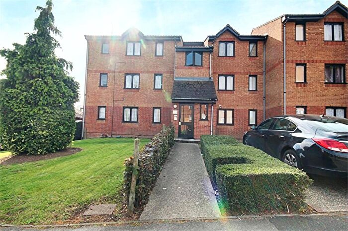 Flat To Rent In Larmans Road, Enfield, Middlesex, EN3
