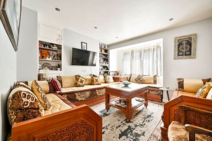 2 Bedroom Flat To Rent In Tooting Grove, Tooting Broadway, London, SW17