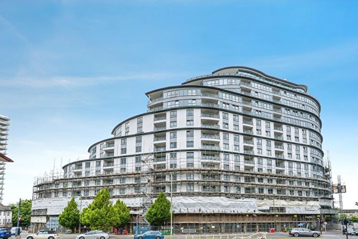 2 Bedroom Flat For Sale In Station Approach, Woking, Surrey, GU22