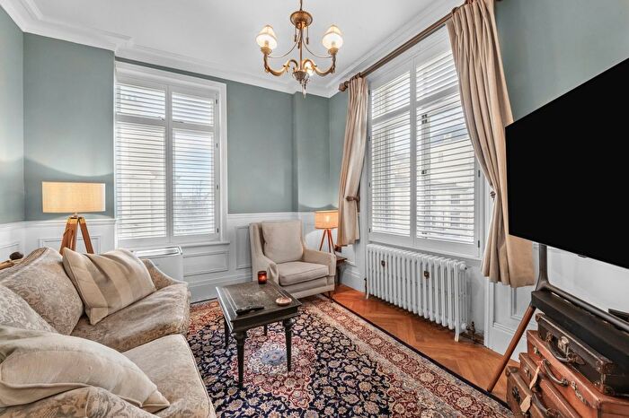 2 Bedroom Flat For Sale In Gloucester Terrace, Bayswater, W2