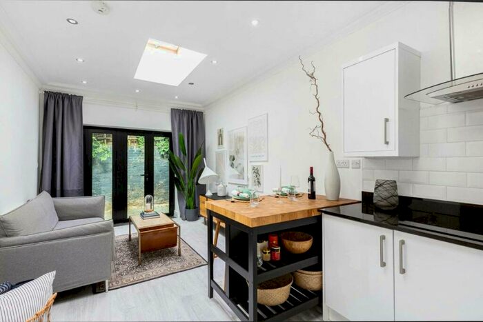 3 Bedroom Flat To Rent In Mare Street, Broadway Market, E8