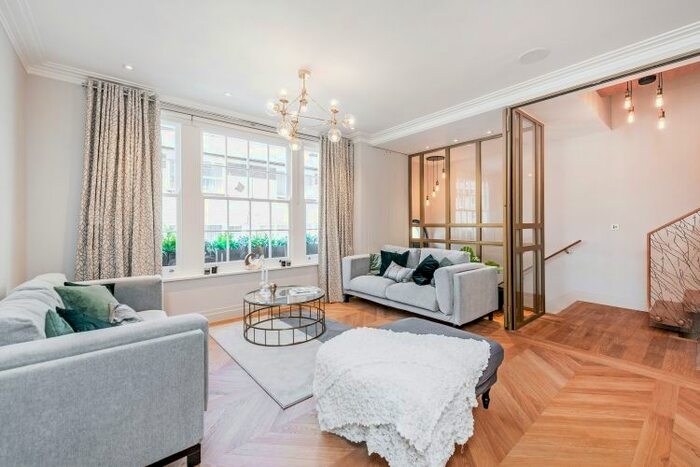 3 Bedroom Flat To Rent In Stanhope Mews East, London, SW7