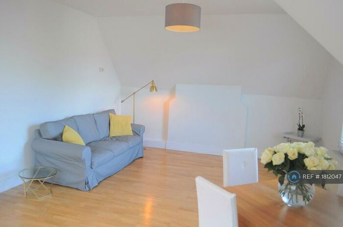 1 Bedroom Flat To Rent In Bedford Hill, London, SW12