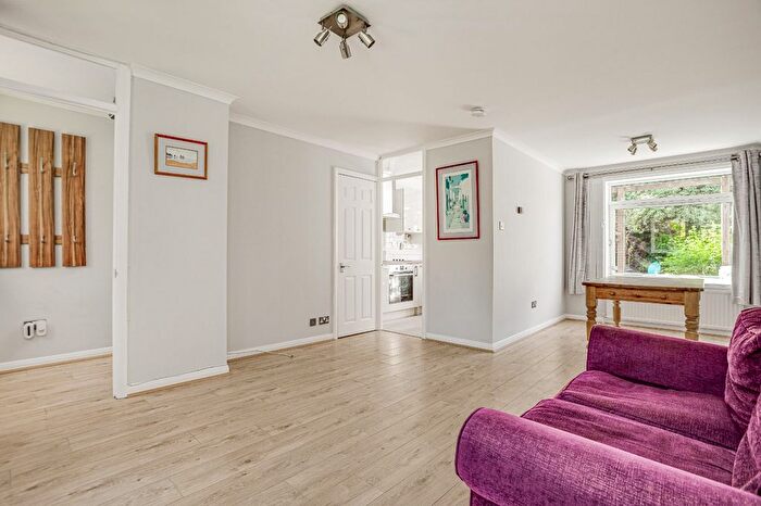 2 Bedroom End Of Terrace House To Rent In Arundel Close, Wandsworth Common, SW11