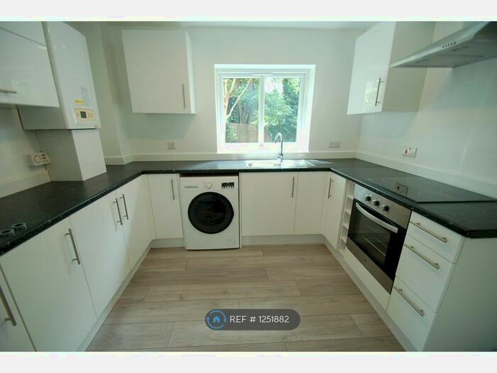 2 Bedroom Flat To Rent In Wheatley Close, Hendon London NW4