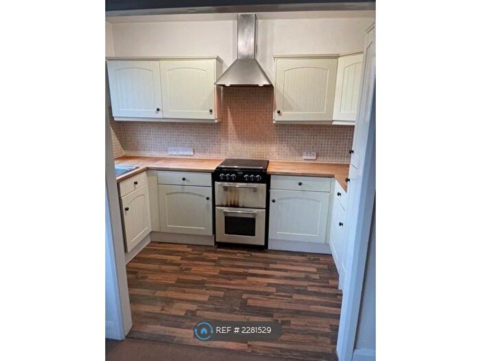 2 Bedroom Flat To Rent In Middle Street, Brockham, Betchworth, RH3