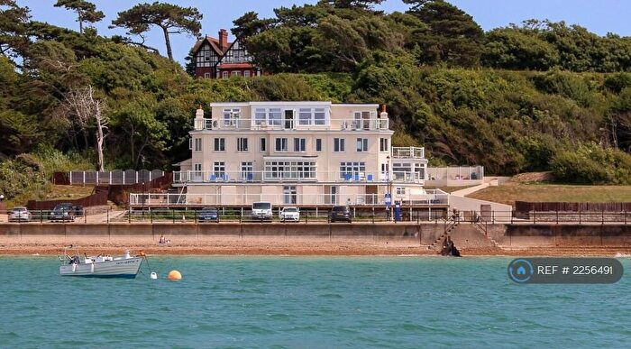 3 Bedroom Flat To Rent In Pilots Point, Totland Bay, PO39