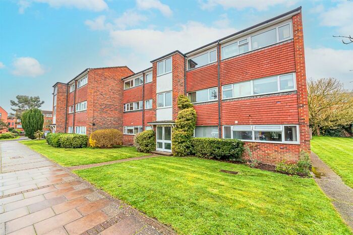 2 Bedroom Flat To Rent In Elms Road, Wokingham, RG40