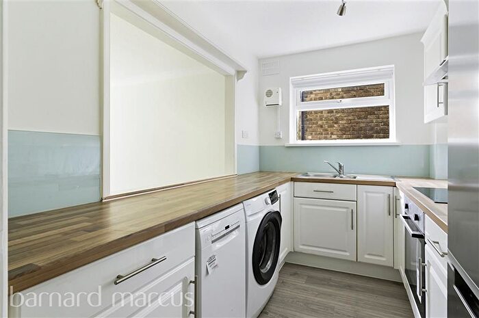 1 Bedroom Flat To Rent In The Avenue, Worcester Park, KT4