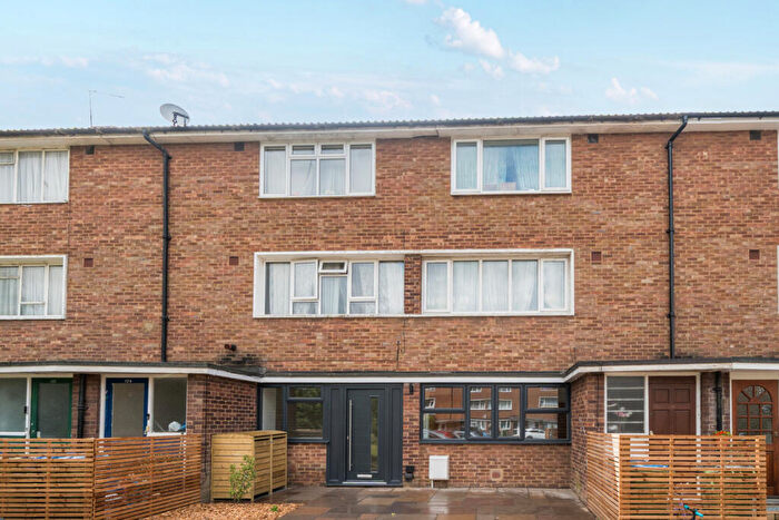 3 Bedroom Apartment For Sale In Courtlands Avenue, Lee, SE12