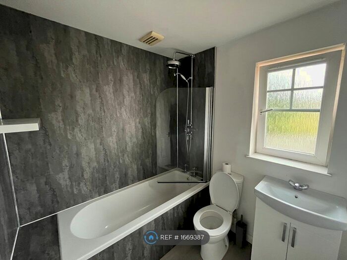 2 Bedroom Semi-Detached House To Rent In Huxley Place, Glasgow, G20