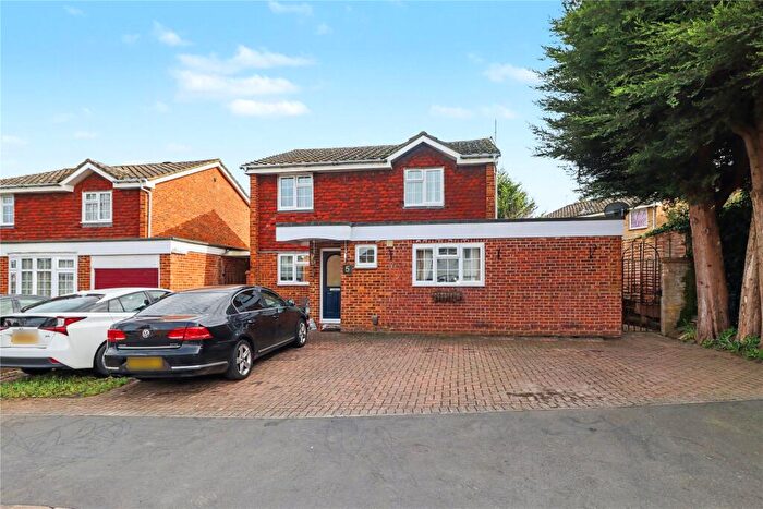 4 Bedroom Detached House For Sale In Shilburn Way, Woking, Surrey, GU21