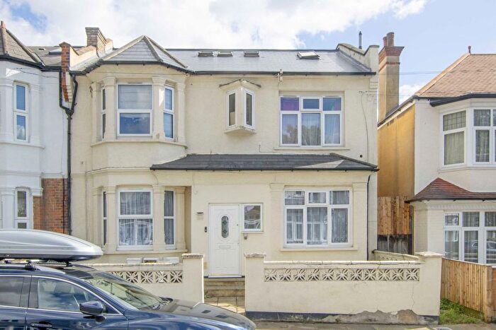 2 Bedroom Flat To Rent In Arragon Gardens, London, SW16