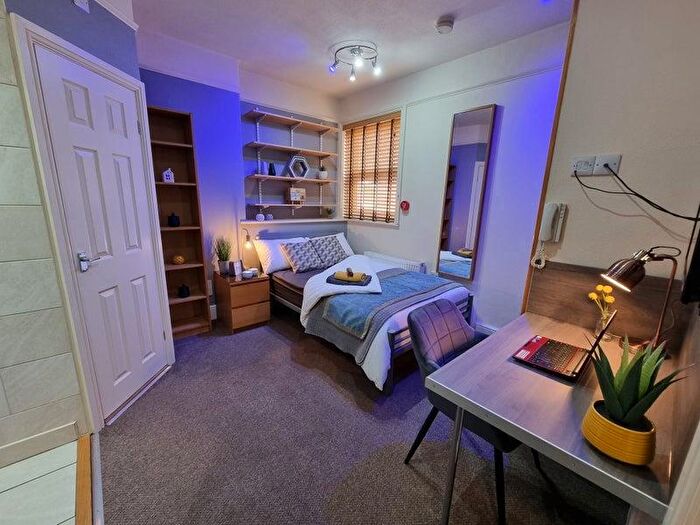Studio To Rent In Richmond Road - Studio For /, LN1