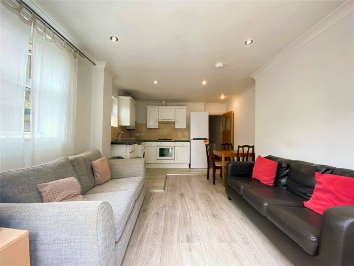 3 Bedroom Flat To Rent In Tooting Bec Road, Tooting, London, SW17