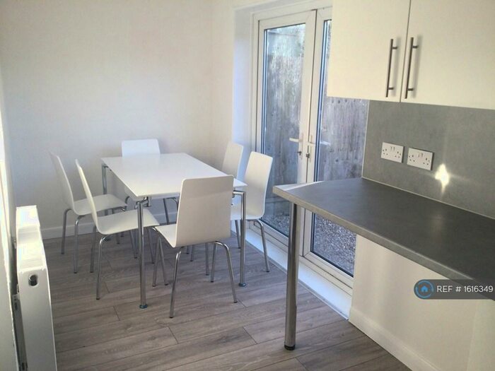 6 Bedroom Terraced House To Rent In Rokells, Basildon, SS14