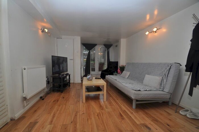 3 Bedroom Flat To Rent In Madeley Court, Madeley Road, W5