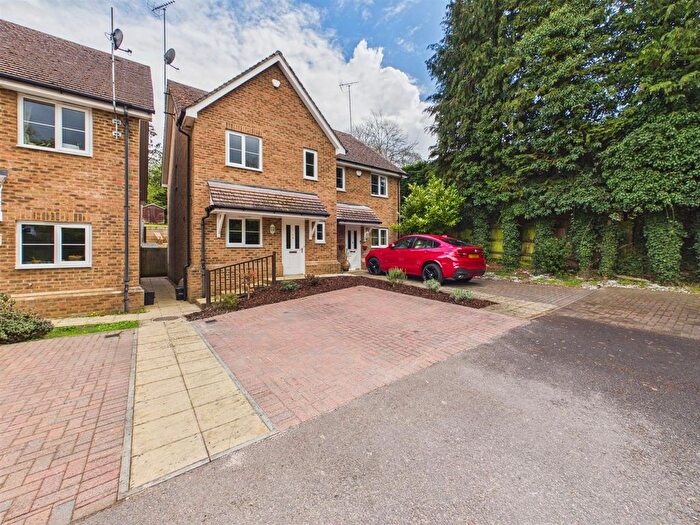 4 Bedroom Semi Detached House For Sale In Brae View, Tilehurst, Reading, RG31