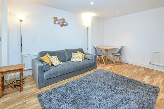 1 Bedroom Flat To Rent In Goswell Road, London, EC1V