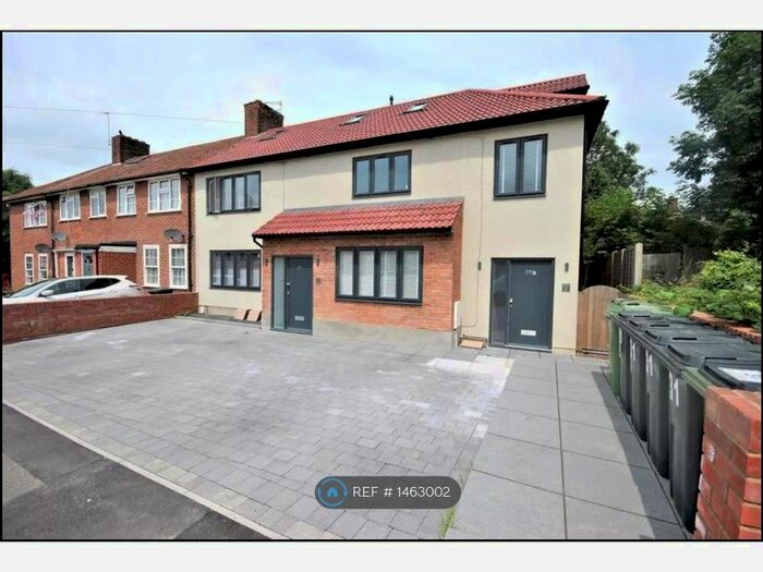 2 Bedroom Flat To Rent In Framlingham Crescent, London, SE9