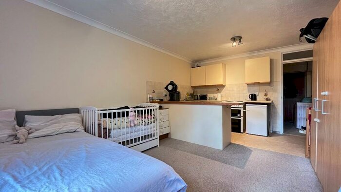 Studio To Rent In Overton Road, Sutton, Surrey, SM2