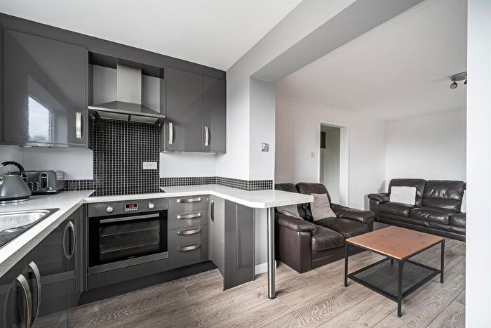 2 Bedroom Flat For Sale In Farm Road, Maidenhead, SL6