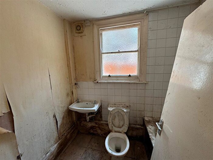 2 Bedroom Flat For Sale In Ethnard Road, Southwark, SE15