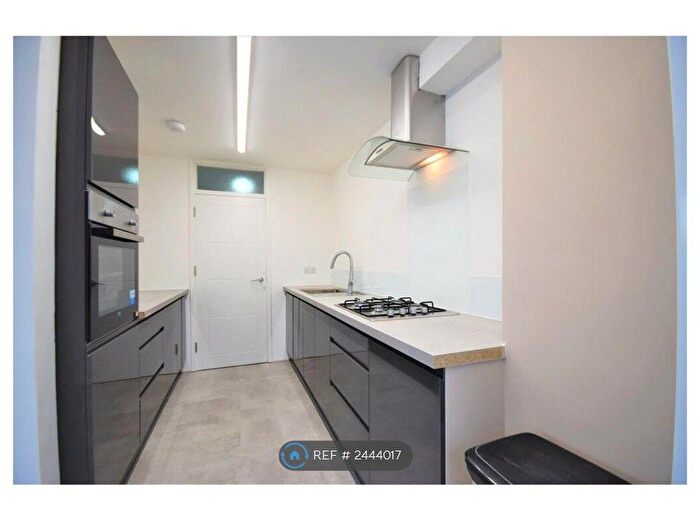 2 Bedroom Flat To Rent In Stoke Road, Guildford, GU1