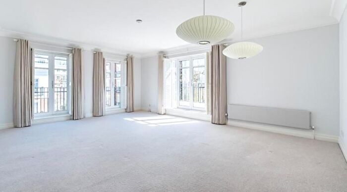 2 Bedroom Flat To Rent In George Street, Marylebone, London, W1H