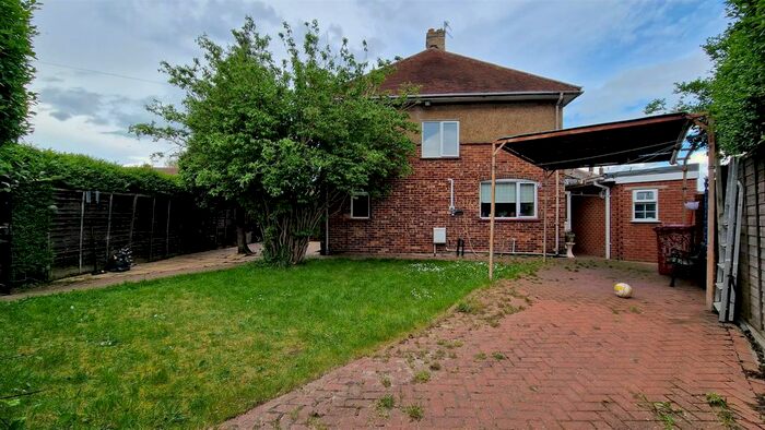 3 Bedroom Semi-Detached House To Rent In Chestnut Close, Hayes, UB3