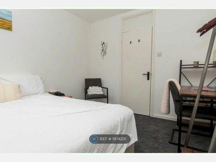 1 Bedroom Flat To Rent In Down Road, Teddington, TW11