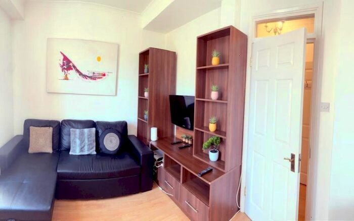 2 Bedroom Flat To Rent In King's Road, London, SW10