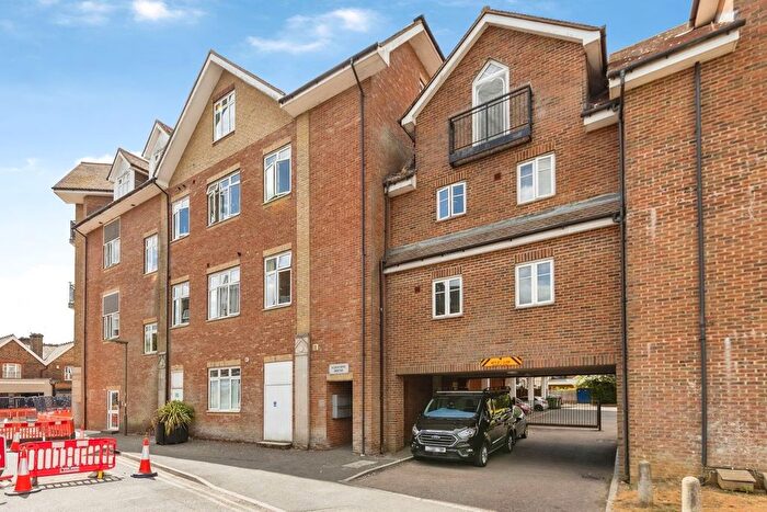 2 Bedroom Flat For Sale In Lumley Road, Horley, RH6