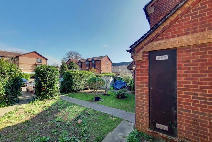 3 Bedroom Property To Rent In Rosethorn Close, Balham, London, SW12