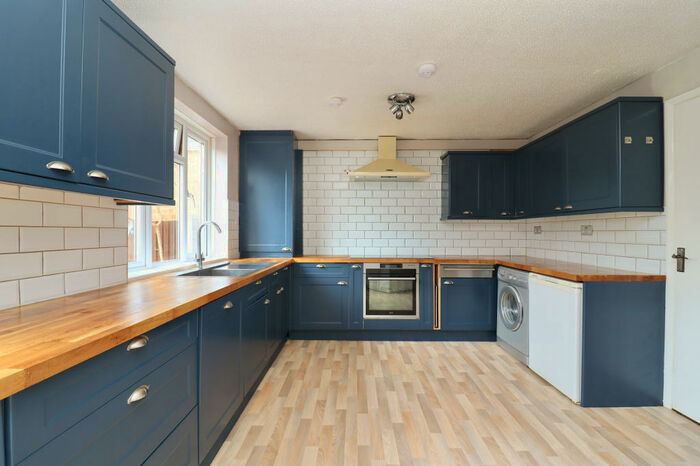 4 Bedroom Semi-Detached House To Rent In Sylewood Close, Rochester, ME1