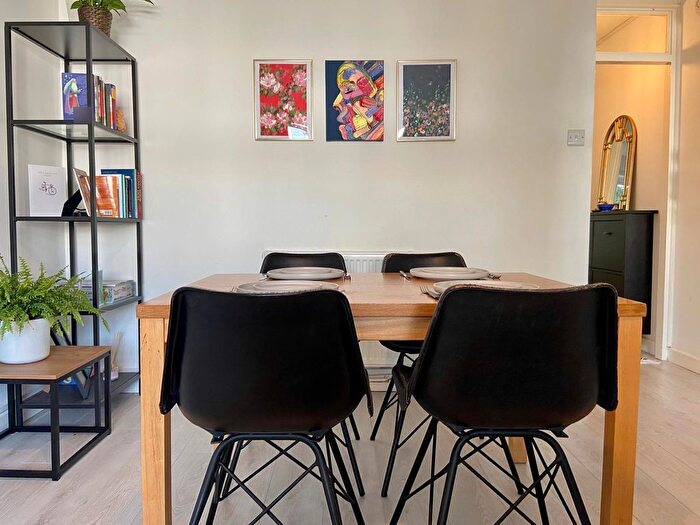 2 Bedroom Flat To Rent In Brixton Road, London, SW9