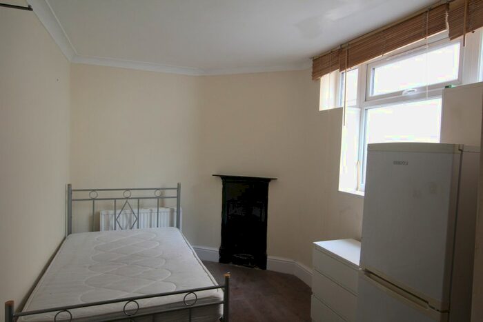 Studio To Rent In Perth Road, Ilford, Gantshill, Ig3