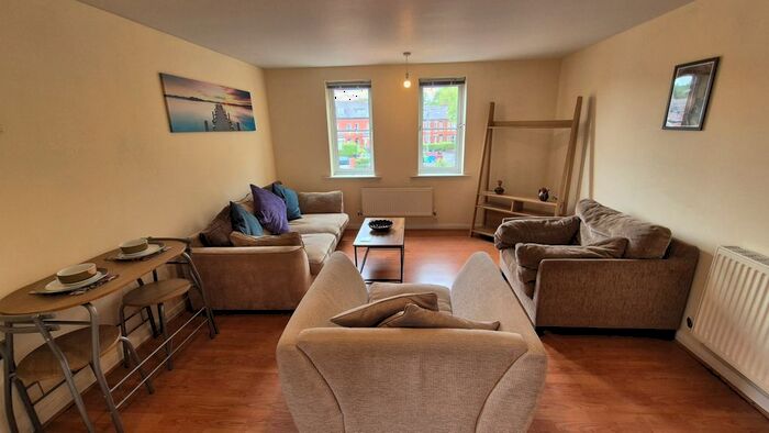 2 Bedroom Flat To Rent In Wilmslow Road, Didsbury, Manchester, M20