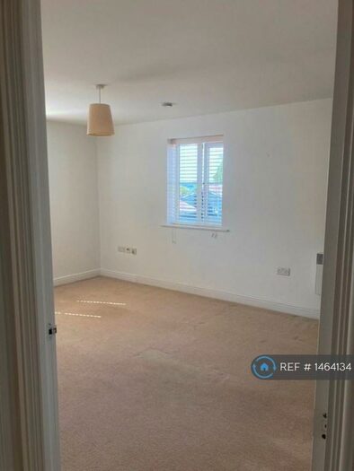 1 Bedroom Flat To Rent In College Close, Loughton, IG10