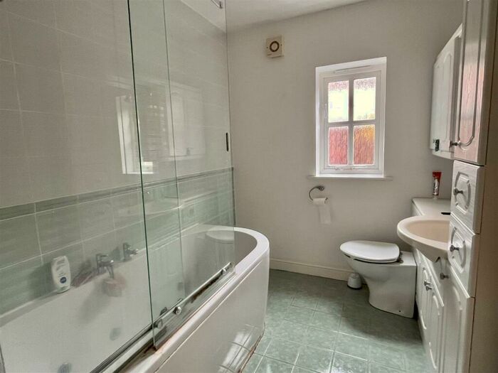 2 Bedroom Detached Bungalow For Sale In Mountford Close, Wellesbourne, CV35