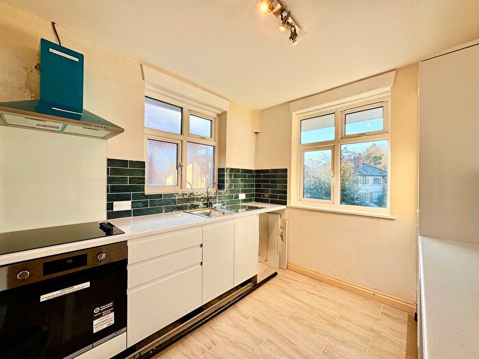 2 Bedroom Maisonette For Sale In Methuen Close, Edgware, HA8