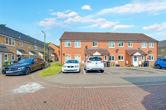 2 Bedroom Flat For Sale In Michigan Close, Broxbourne, EN10