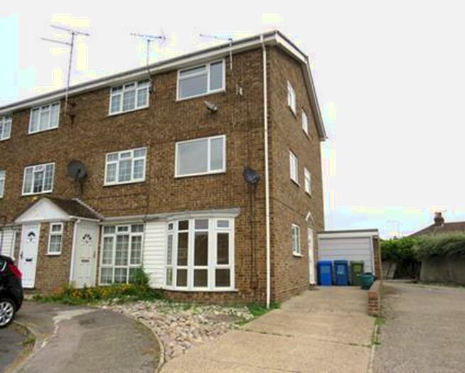 4 Bedroom Town House To Rent In Periwinkle Close, Sittingbourne, ME10