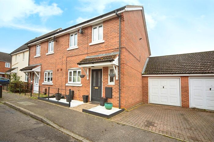 3 Bedroom Semi-Detached House For Sale In Comfrey Way, Thetford, IP24