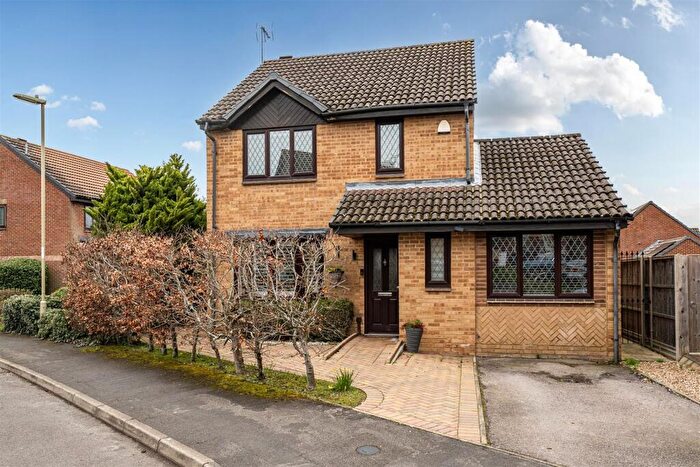 4 Bedroom Detached House For Sale In Ryves Avenue, Yateley, Hampshire, GU46