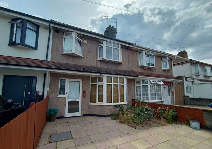 6 Bedroom Terraced House For Sale In Perimeade Road, Perivale, Greenford, Middlesex, UB6