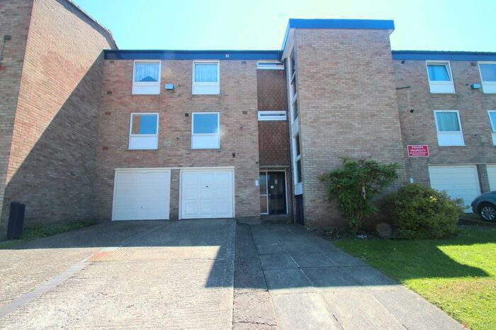 2 Bedroom Flat To Rent In Coppice Gate, Harrogate, North Yorkshire, HG1