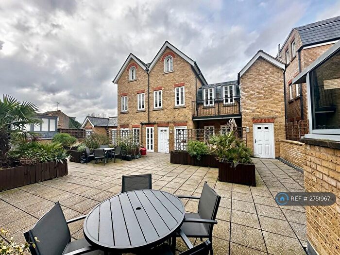 2 Bedroom Flat To Rent In Hampton Court Mews, East Molesey, KT8