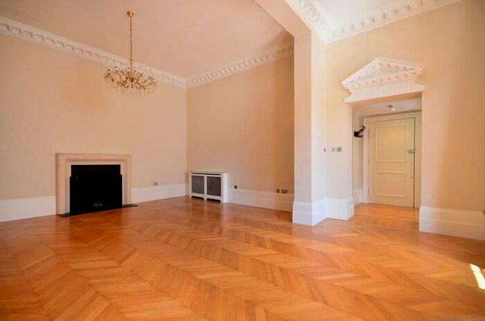 3 Bedroom Flat To Rent In Redcliffe Square, Chelsea, London, SW10