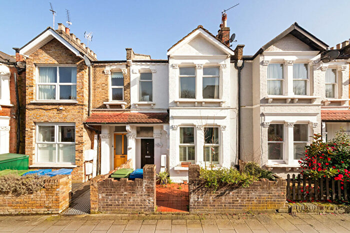 2 Bedroom Apartment For Sale In Ivydale Road, Nunhead, SE15